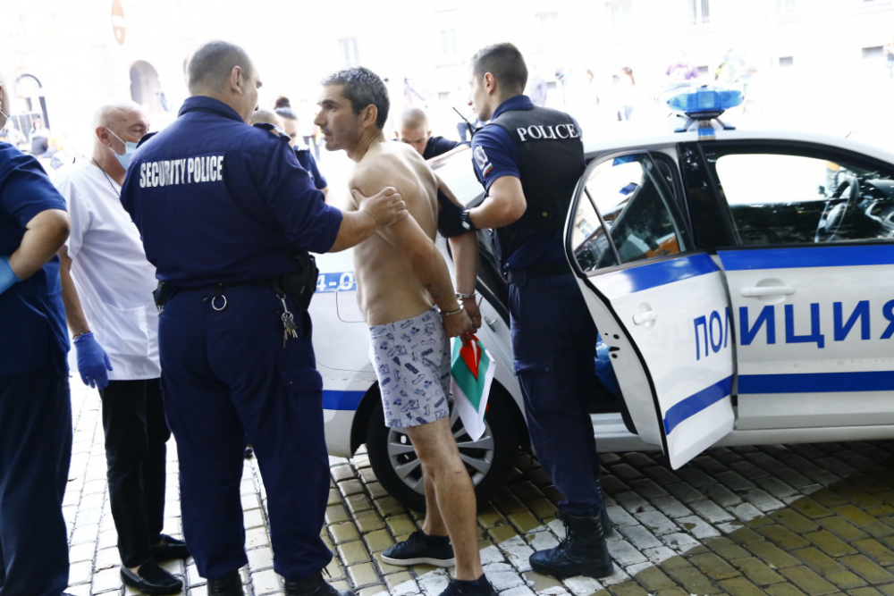 Напрежението ескалира! Едва в началото на протеста - бесен скандал и арест на гол мъж ВИДЕО