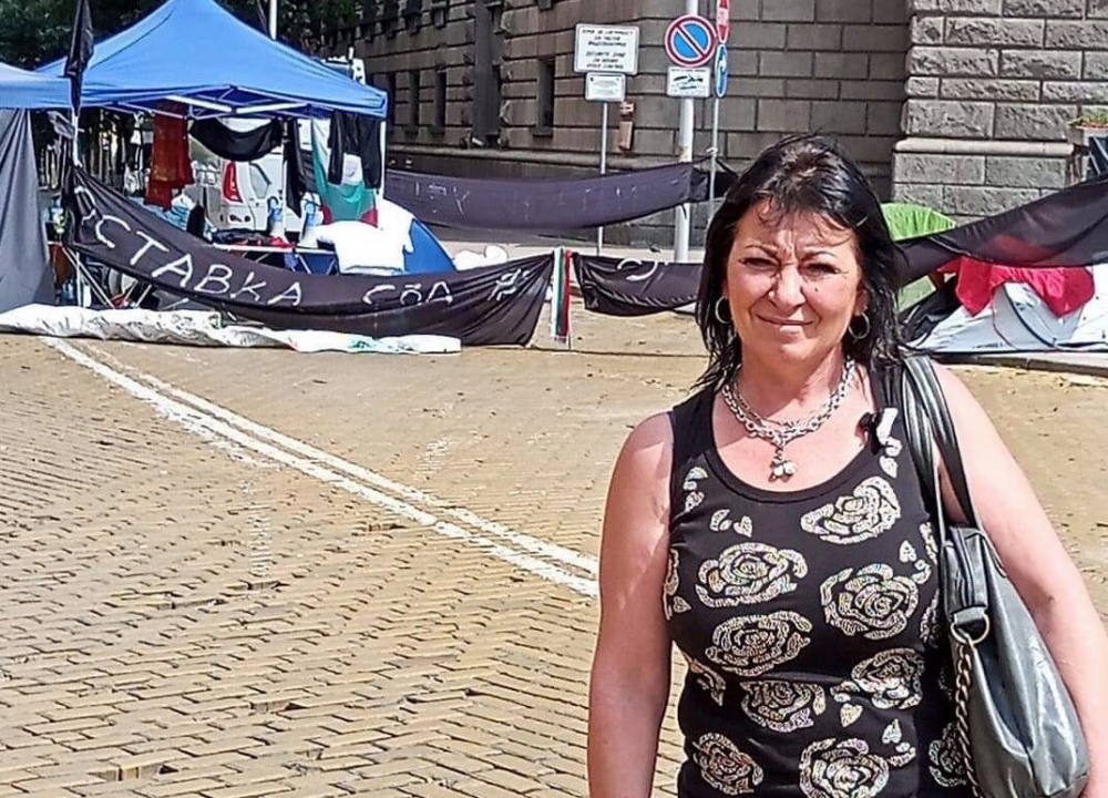 Жена отиде да помогне на протестиращите и завари жалка картинка в палатките на Ларгото СНИМКА