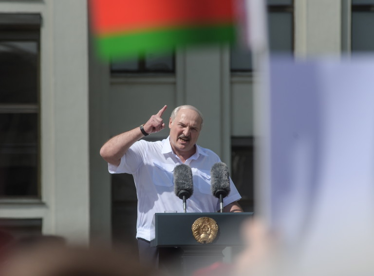 Лукашенко падна на колене по време на протеста ВИДЕО 