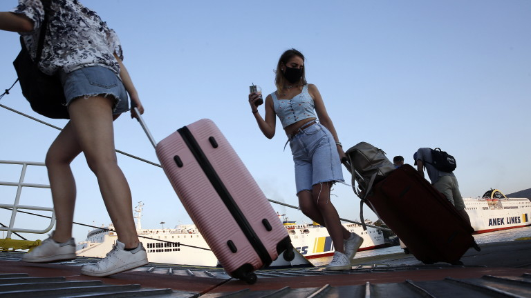 Бум на К-19 в Гърция, туристите ли са причината