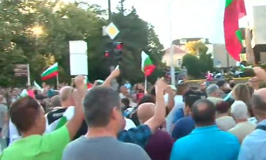Извънредно! Напрежение пред Община Варна, президентът цъфна на протеста, там е и Портних ВИДЕО