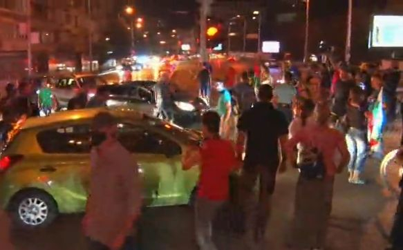 Зверство: Протестиращи трошат коли на бул. "Ситняково", блокираха майка с две деца, едното не спира да плаче ВИДЕО