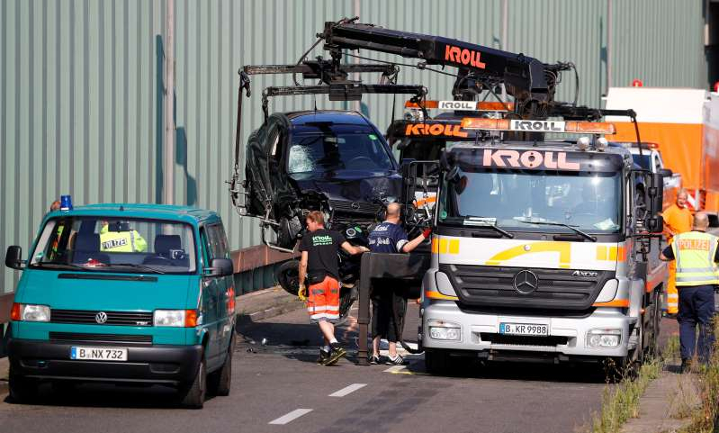Ислямист крещи "Аллах Акбар" и удря коли на магистрала в Германия ВИДЕО
