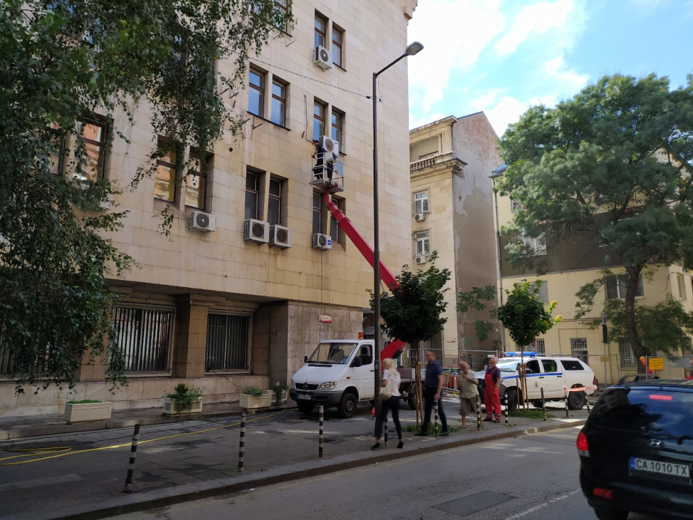 Общински служители чистят сградата на МВР от позора на "Отровното трио" БЛИЦ TV