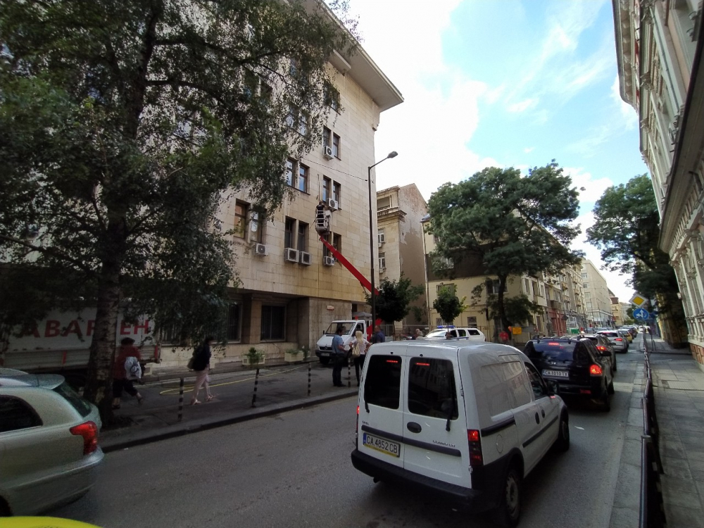 Общински служители чистят сградата на МВР от позора на "Отровното трио" БЛИЦ TV