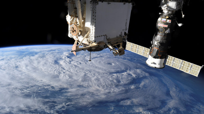 НАСА и "Роскосмос" проучват откъде изтича въздух в МКС