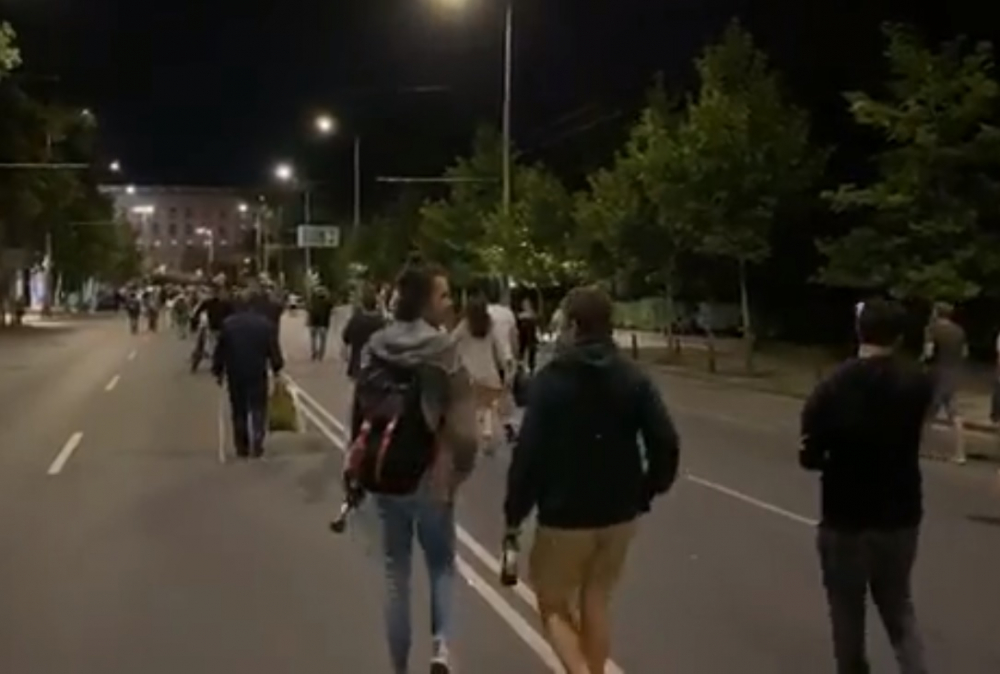 Протестиращи се изнасят от МВР към Орлов мост с бири в ръце