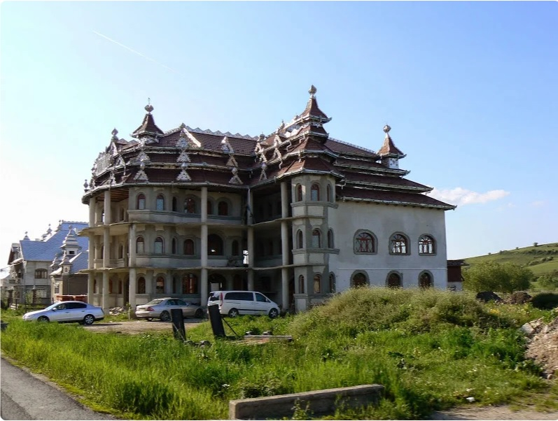 Вижте "най-циганския град" в Румъния и неговите дворци