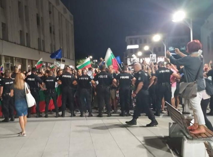 Криминални типове и пияни на протеста в Пловдив СНИМКИ
