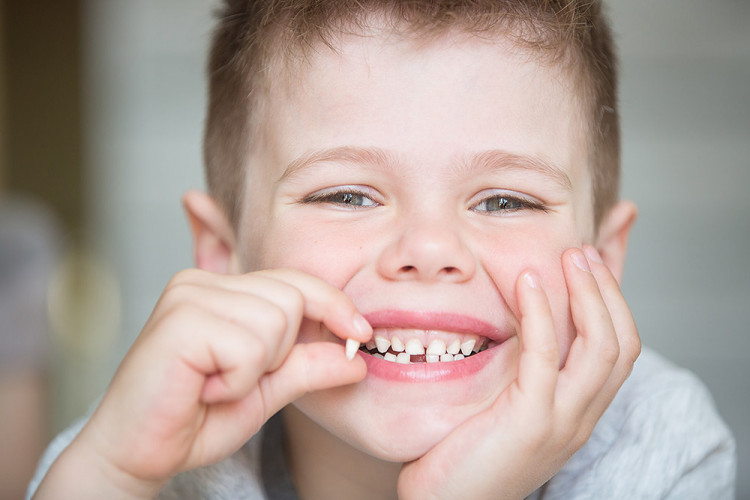Как да се грижим за млечните зъби на детето?