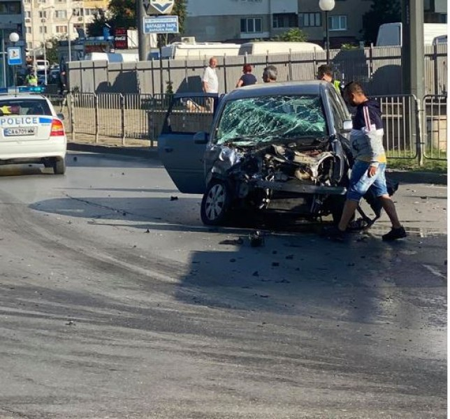 Брутална катастрофа в София: Джип отнесе кола, хора са хвърчели във въздуха СНИМКИ
