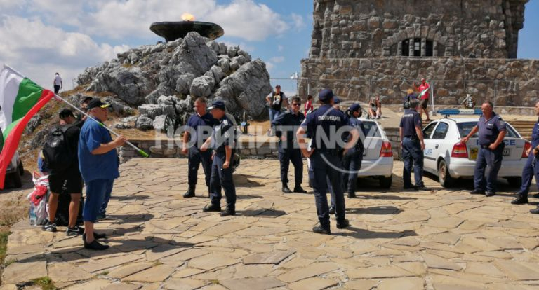 Екшън на връх Шипка! 4 мъже и 1 жена се барикадираха в Паметника на свободата СНИМКИ