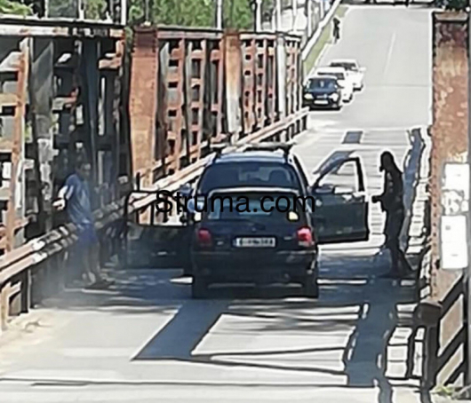 Куриозна ситуация на мост в Симитли, намеси се и полиция СНИМКА 