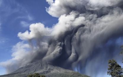 Вулканът Синабунг изригна, тече евакуация СНИМКИ  
