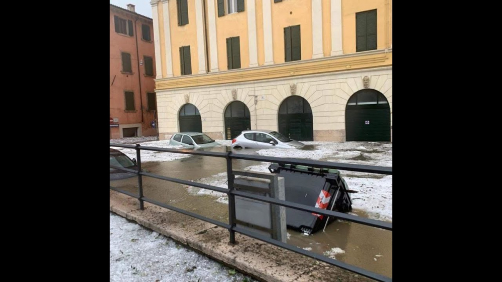 Като бойно поле: Страховита буря помете италиански град СНИМКИ