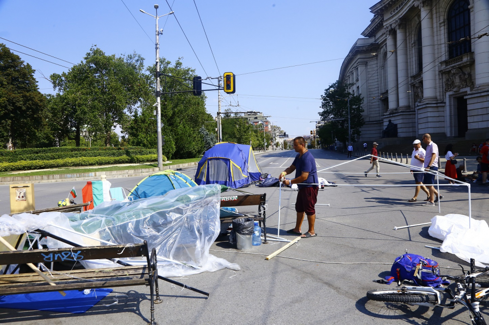 МВР позволи на шепа лумпени отново да блокират кръстовището на СУ СНИМКИ