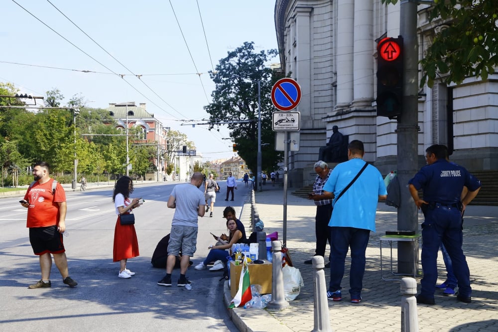 МВР позволи на шепа лумпени отново да блокират кръстовището на СУ СНИМКИ