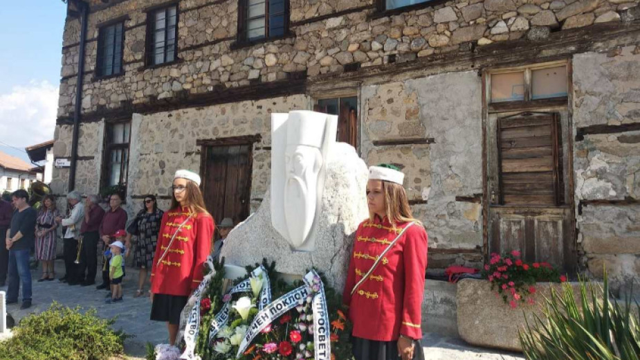 Банско и Разлог спорят за родното място на Неофит Рилски заради надпис на паметник