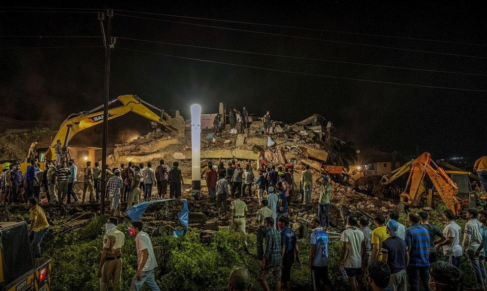Измъкнаха 60 човека от рухнала сграда в Индия СНИМКИ