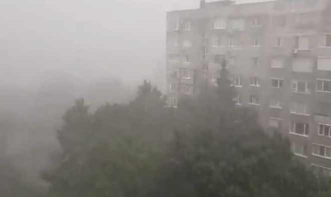 Небето се разтвори и мощна буря с градушка удари София, в Северозапада също е страшно ВИДЕО