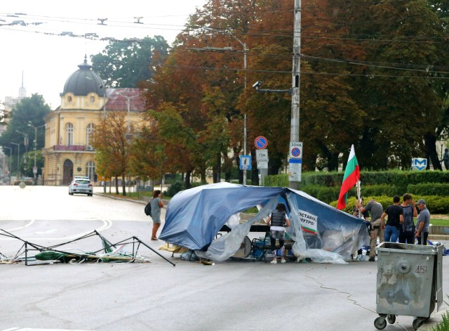 Разхвърчаха се палатките на протестиращите пред Ректората СНИМКИ