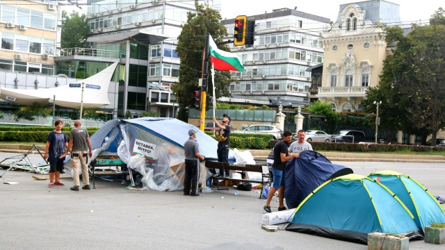 Разхвърчаха се палатките на протестиращите пред Ректората СНИМКИ
