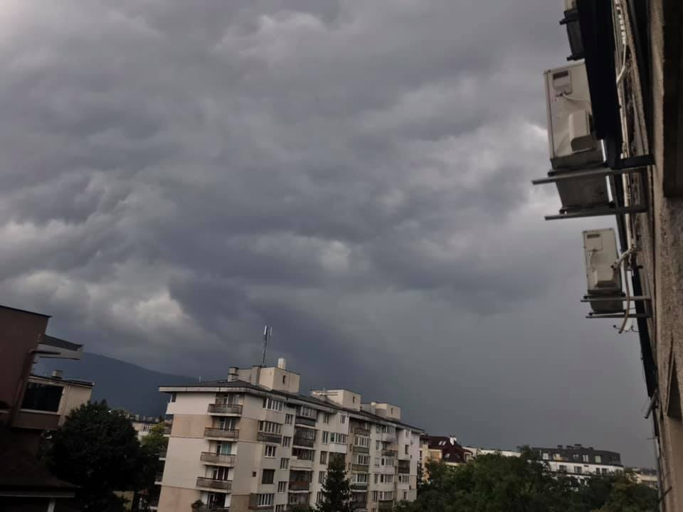 Огромен погром в София след мощната гръмотевична буря ВИДЕО