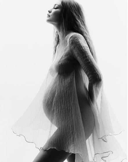 По-секси от всякога: Джиджи Хадид показа бременно коремче СНИМКИ 18+