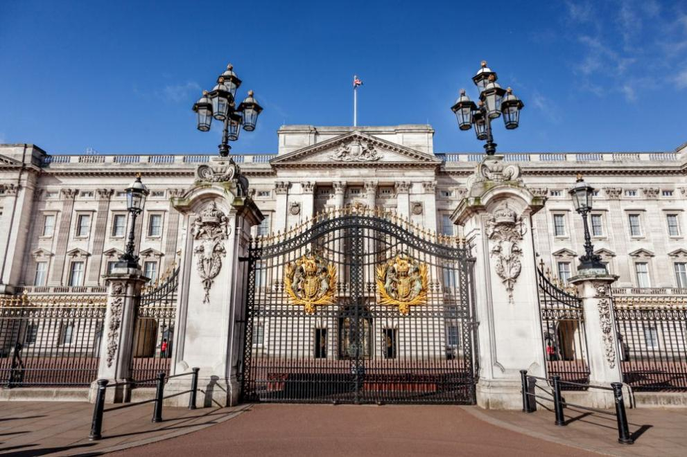 Какви строги правила спазват прислужниците в кралския дворец?