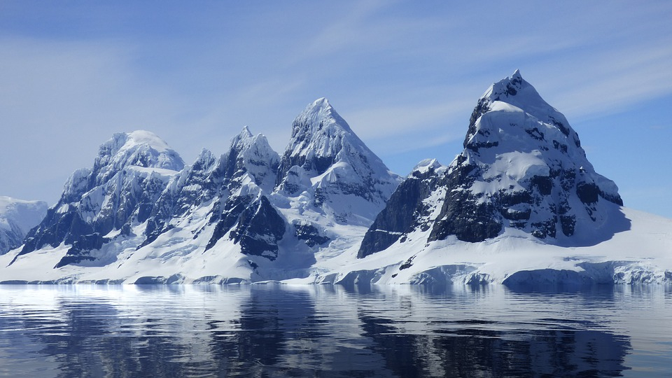 Спътник на НАСА засече 300-километров метален обект под ледовете на Антарктида