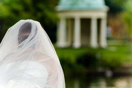 Младоженец забрани на майка си да дойде на сватбата, когато тя узна тайната на булката