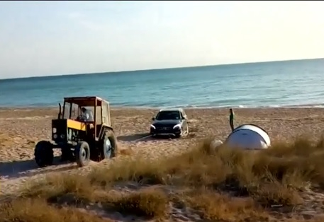 Зрелище на роден плаж заради тарикат с джип СНИМКА