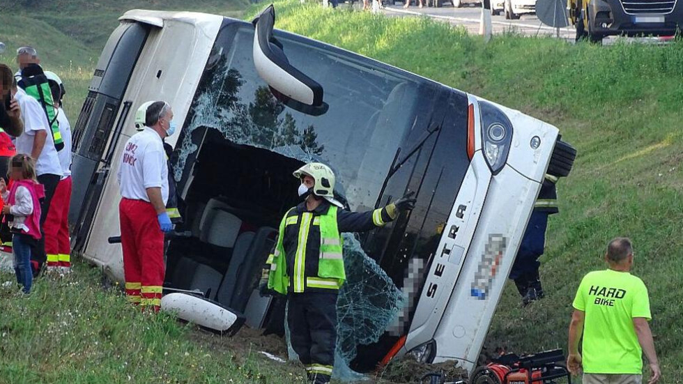 Ужас на АМ "Тракия": Надрусан шофьор обърна автобус с 20 пътници в канавка