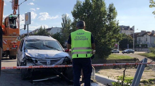 Първи СНИМКИ от кошмара с две катастрофи в центъра на София 