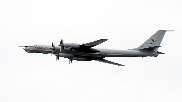 Екшън в небето: НАТО ескортира 10 руски Ту-142