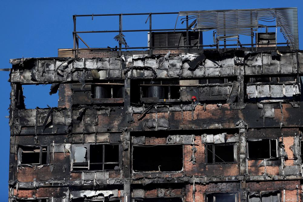 Огнен ад в многоетажен блок в Мадрид СНИМКИ