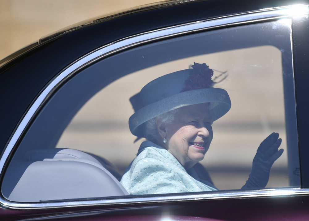 Всички британци се втрещиха, когато видяха Елизабет II днес да държи... СНИМКИ
