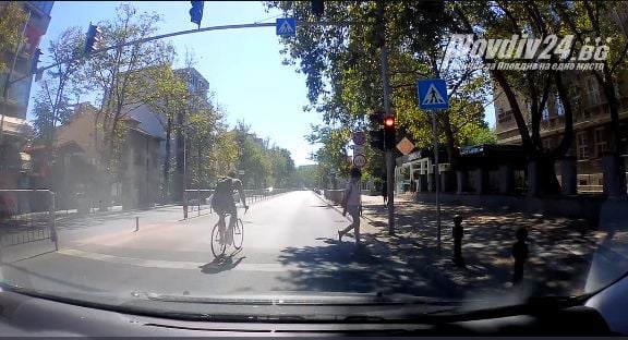 Пловдивчанин с колело пренаписа правилата за движение ВИДЕО