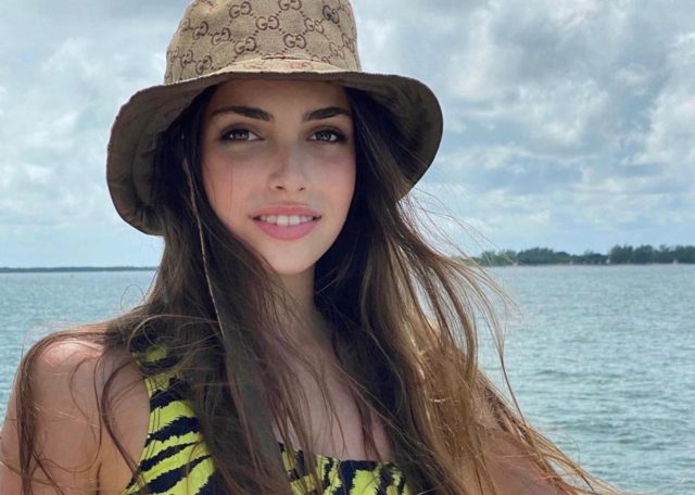 13-годишната дъщеря на известен режисьор се разголи на плажа СНИМКИ 18+
