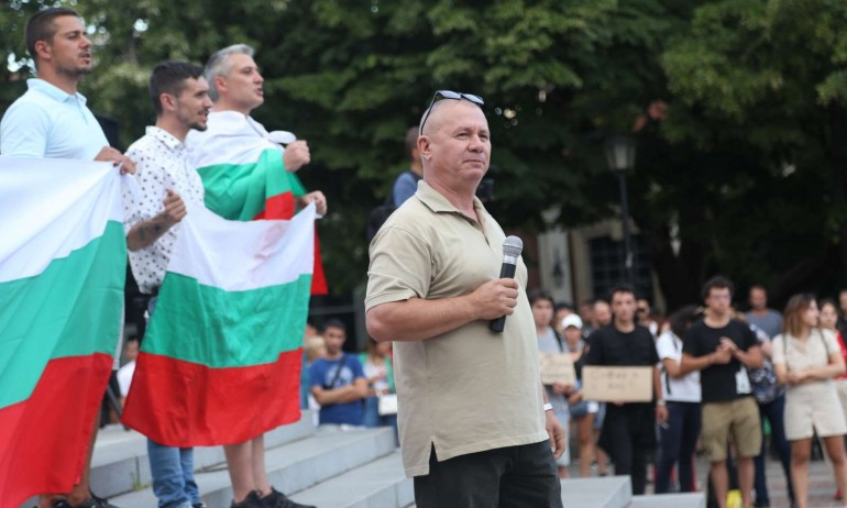 Фенове и душмани на джендърите в щаба на "Великото народно въстание" на 2 септември