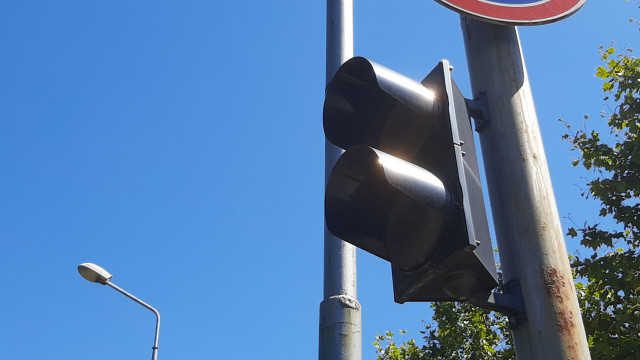 Светофар на пловдивски булевард ошашави пешеходците ВИДЕО 
