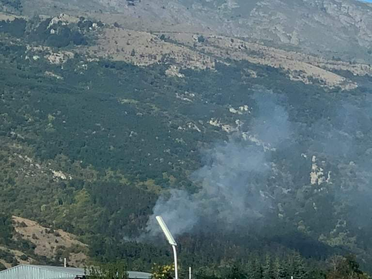 Хеликоптер се включи в гасенето на пожара над Карлово