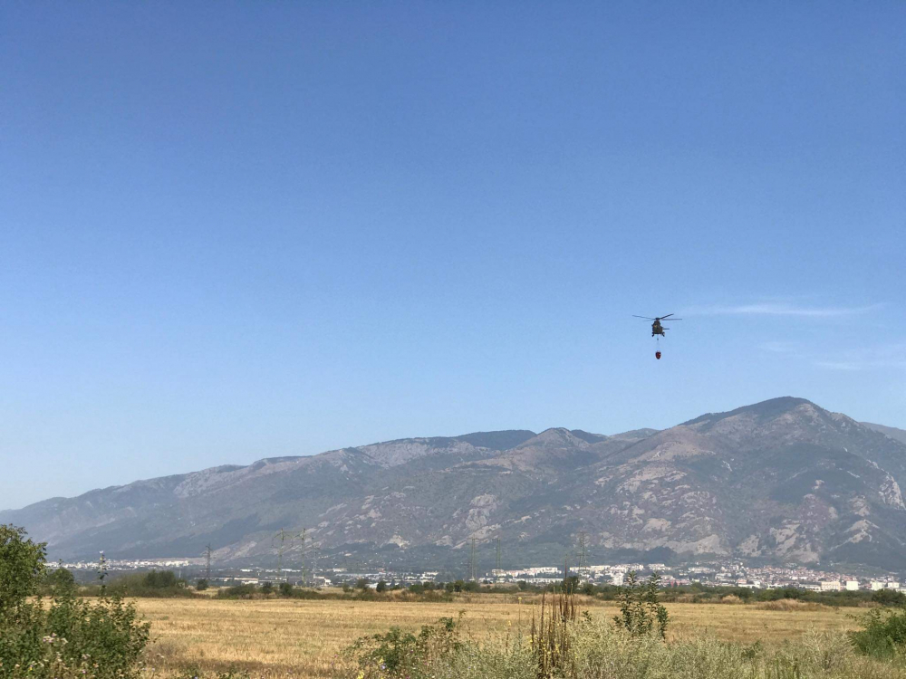 Десетки тонове вода от хеликоптер потушиха пожара в Балкана над Карлово