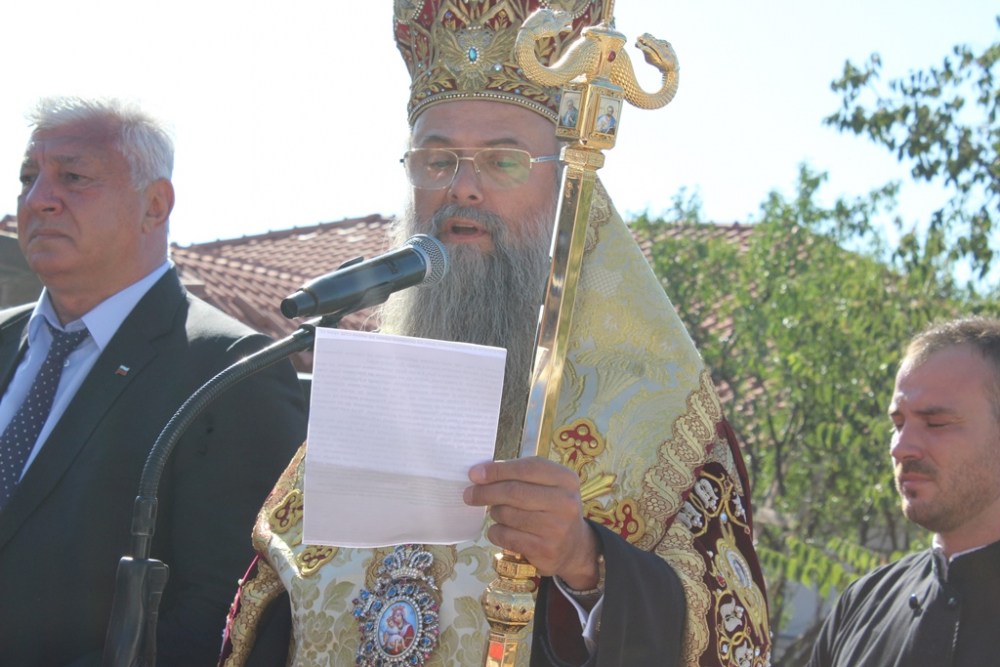 Георги Гергов и владиката на Пловдив с първа копка на черква