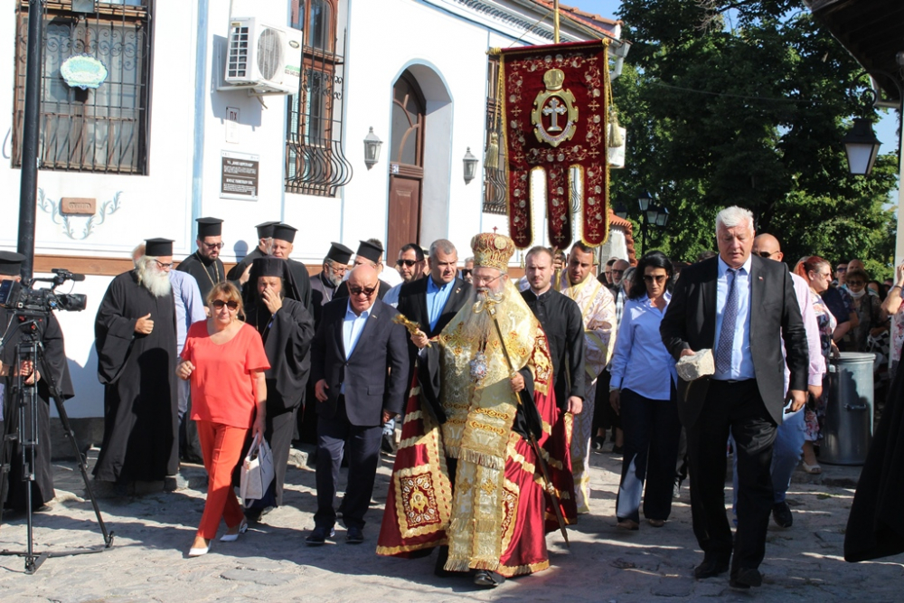 Георги Гергов и владиката на Пловдив с първа копка на черква