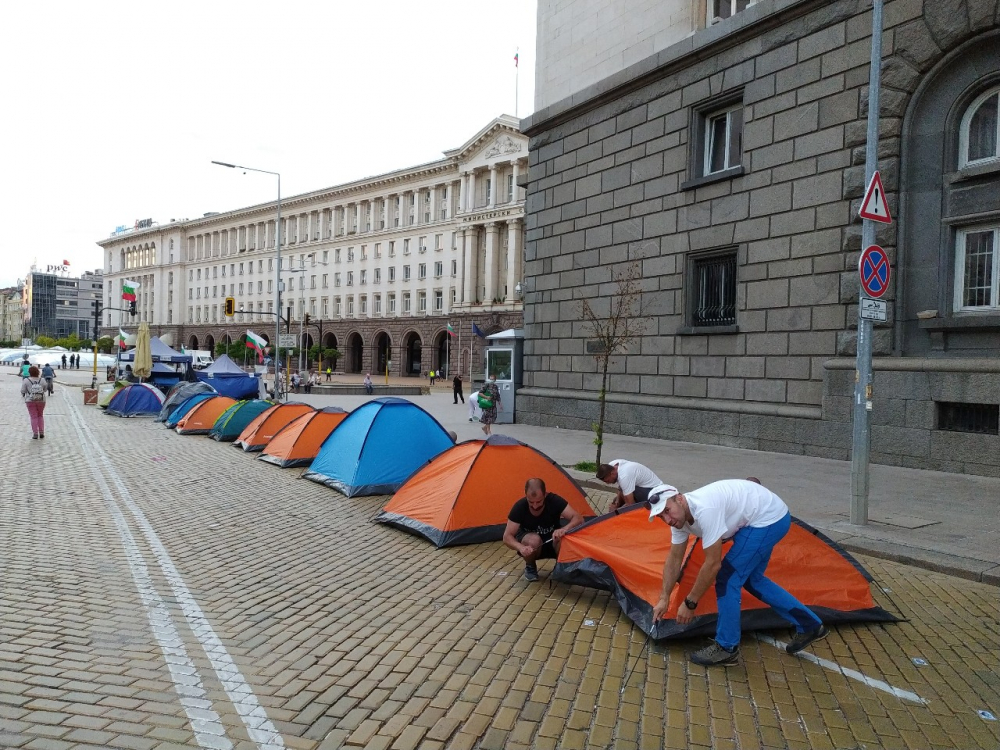 Гилотина: МВР удря тлъста парична глоба на протестиращи с палатки