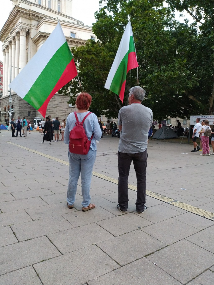 Опъват още палатки в центъра на София! Готвят се за... СНИМКИ 