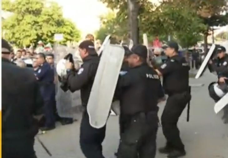 Протестиращи нападнаха патрулка и полицаи на Ларгото, има арестуван СНИМКИ