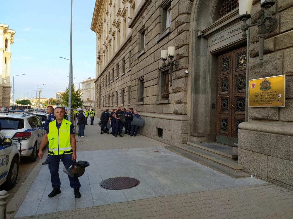 Ексклузивно в БЛИЦ TV! Нова опасна провокация на протестиращи! СНИМКИ