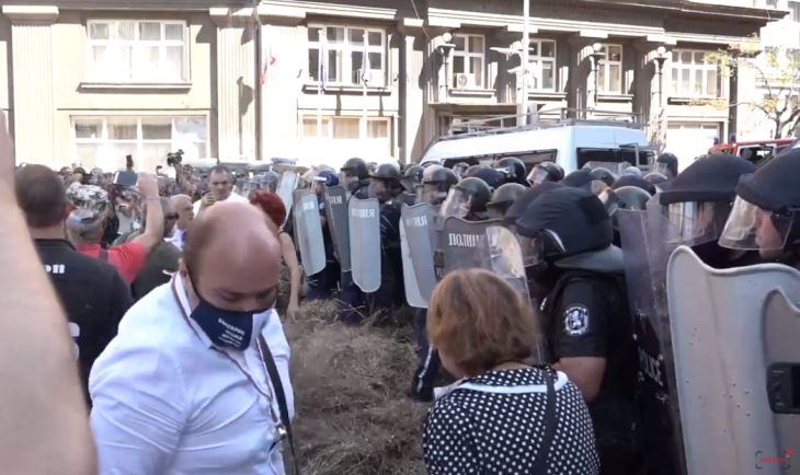 Протестиращи наръгаха полицай с нож, пробваха да запалят живи униформените ВИДЕО